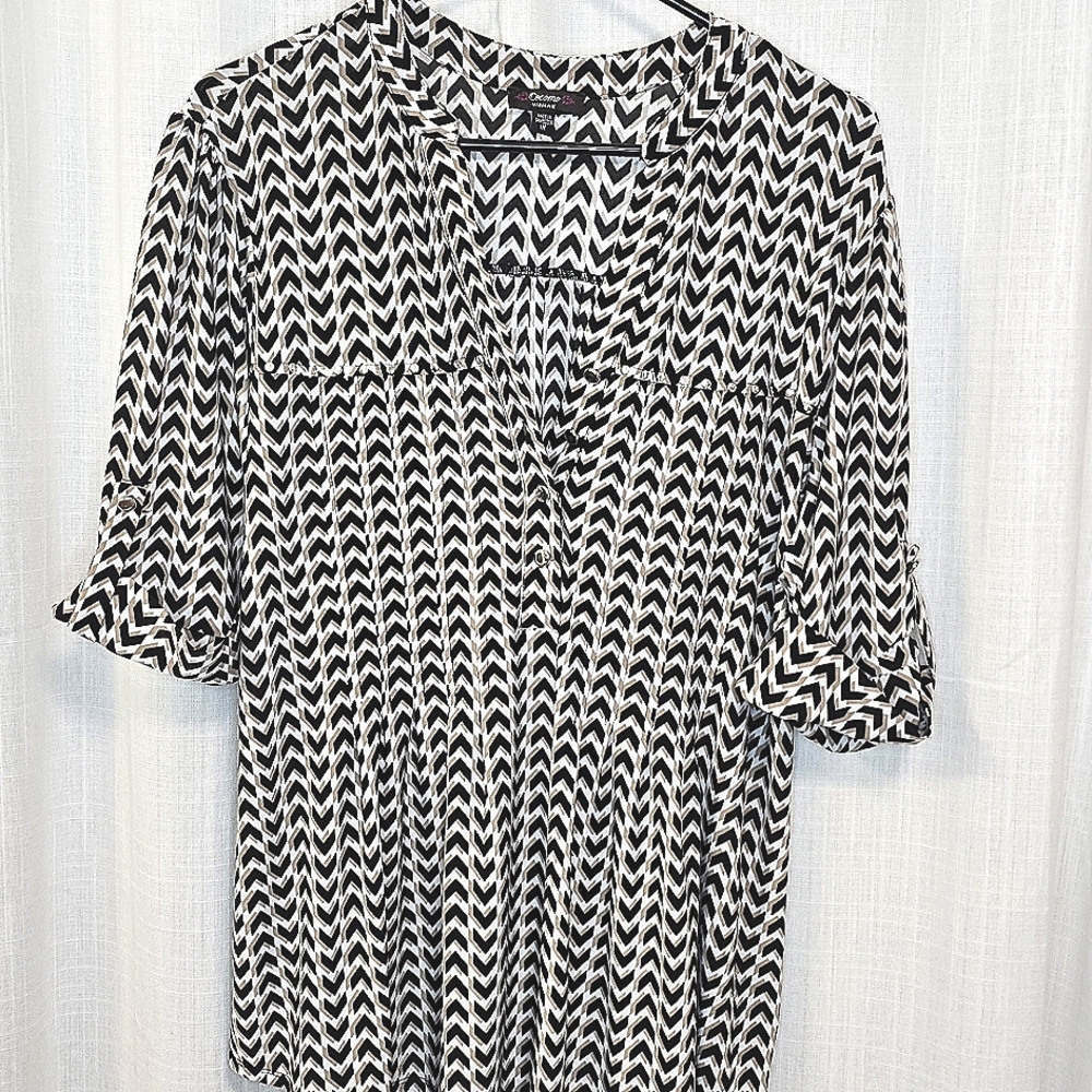 2/$30 Cocomo Black and White Chevron Print Henley Blouse Size‎ 1X